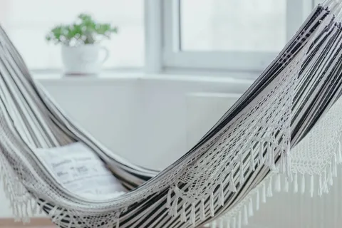 Erschöpfte Person sitzt nachdenklich da – Burnout Therapie: Wege aus der totalen Erschöpfung