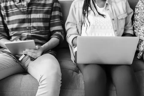 Erschöpfte Person schaut auf Smartphone – Digitaler Burnout durch ständige Erreichbarkeit