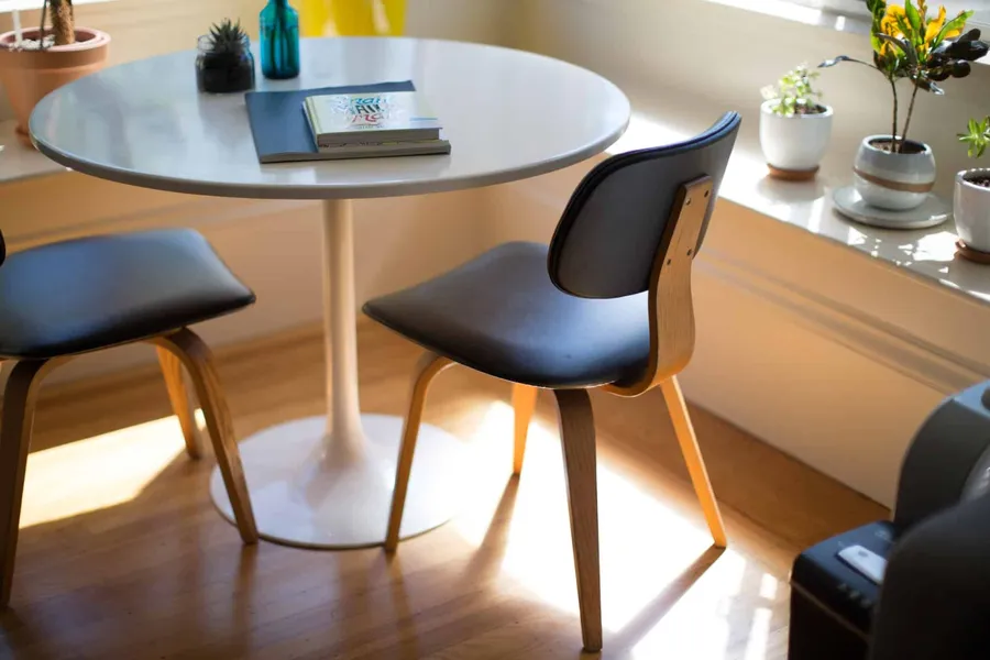 Aufgeräumtes, helles Wohnzimmer als Symbol für Ordnung und weniger Stress im Alltag