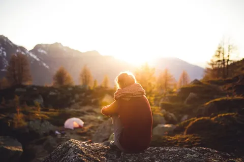 Frau entspannt ohne Smartphone in der Natur – Digital Detox für mehr Ruhe im Alltag