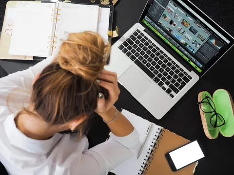 Person entspannt sich in einem Schaumbad mit Kerzen – Erste Hilfe bei Stress im Alltag
