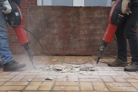 Frau hält sich gestresst die Ohren zu – Lärm als Stressfaktor für Körper und Psyche