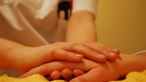 Pflegerin sitzt erschöpft im Pausenraum – Stress in der ambulanten Pflege erkennen und bewältigen