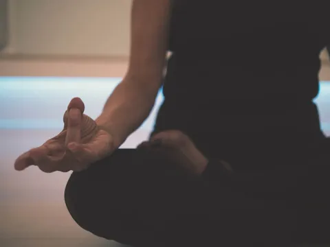 Frau in ruhiger Meditationshaltung – Stressbewältigung durch Achtsamkeit im Alltag
