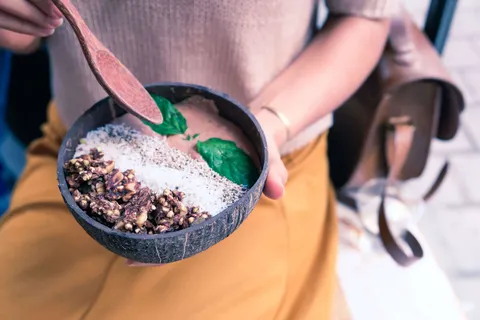 Verschiedene Superfoods wie Chia-Samen, Goji-Beeren und Safran auf einem Holztisch