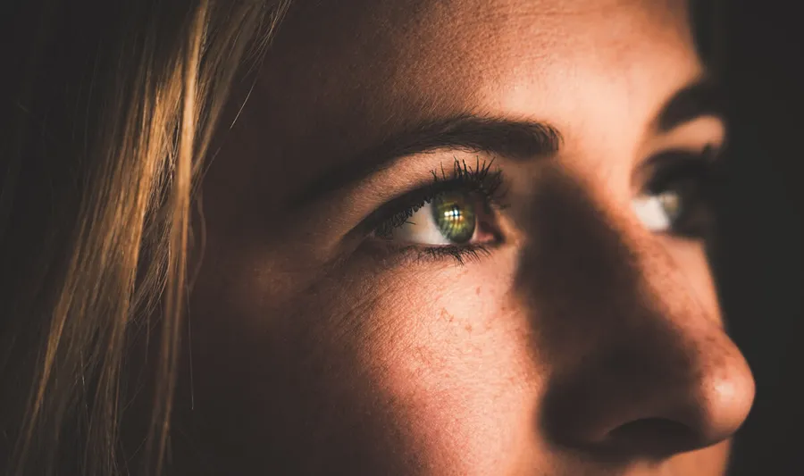 Person in tiefer Meditation – Unterbewusstsein und Stress neu programmieren für ein stressfreies Leben