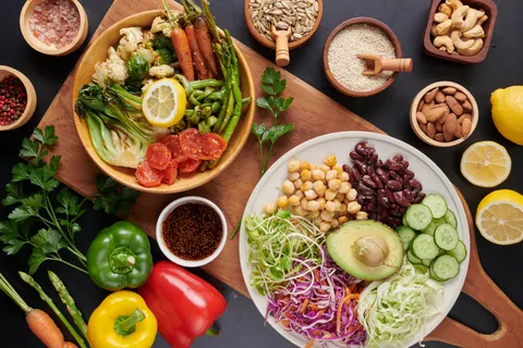 Bunte pflanzliche Lebensmittel wie Gemüse, Nüsse und Beeren als vegane Ernährung zur Stressreduktion
