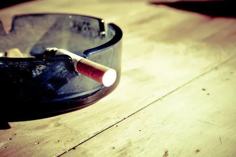 Brennende Zigarette als Symbol dafür, dass Rauchen nicht gegen Stress hilft