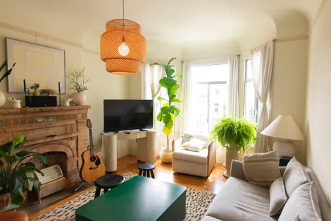 Wohnzimmer nach Feng-Shui-Prinzipien eingerichtet – Harmonie und Stressabbau durch Chi-Energie