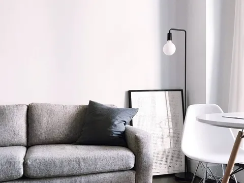 Minimalistisch eingerichtetes Wohnzimmer als ruhiger Rückzugsort gegen Stress